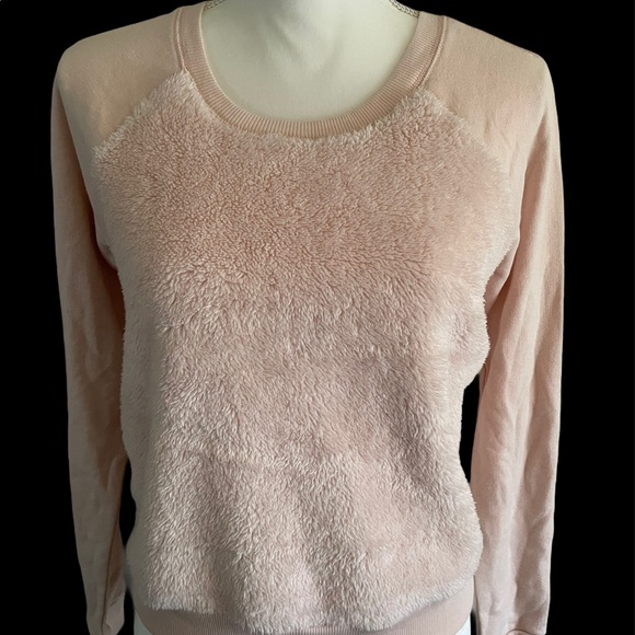 Hollister Tops - Hollister fuzzy front sweatshirt